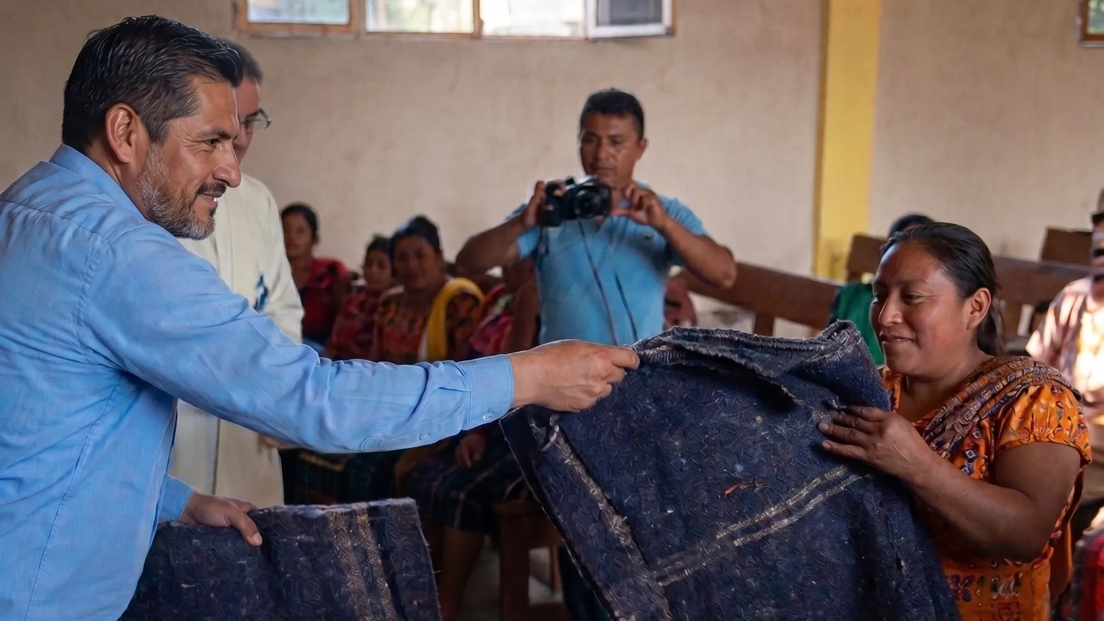 Entrega de cobijas en una comunidad de la Huasteca